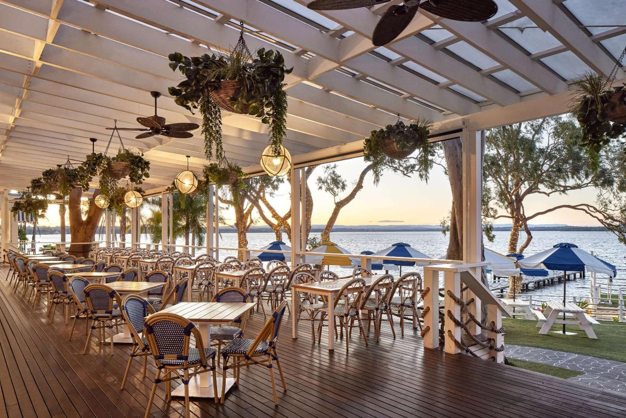 The Beachcomber Hotel & Resort, Ascend Hotel Collection Toukley Extérieur photo The Deck at the Oyster Bar