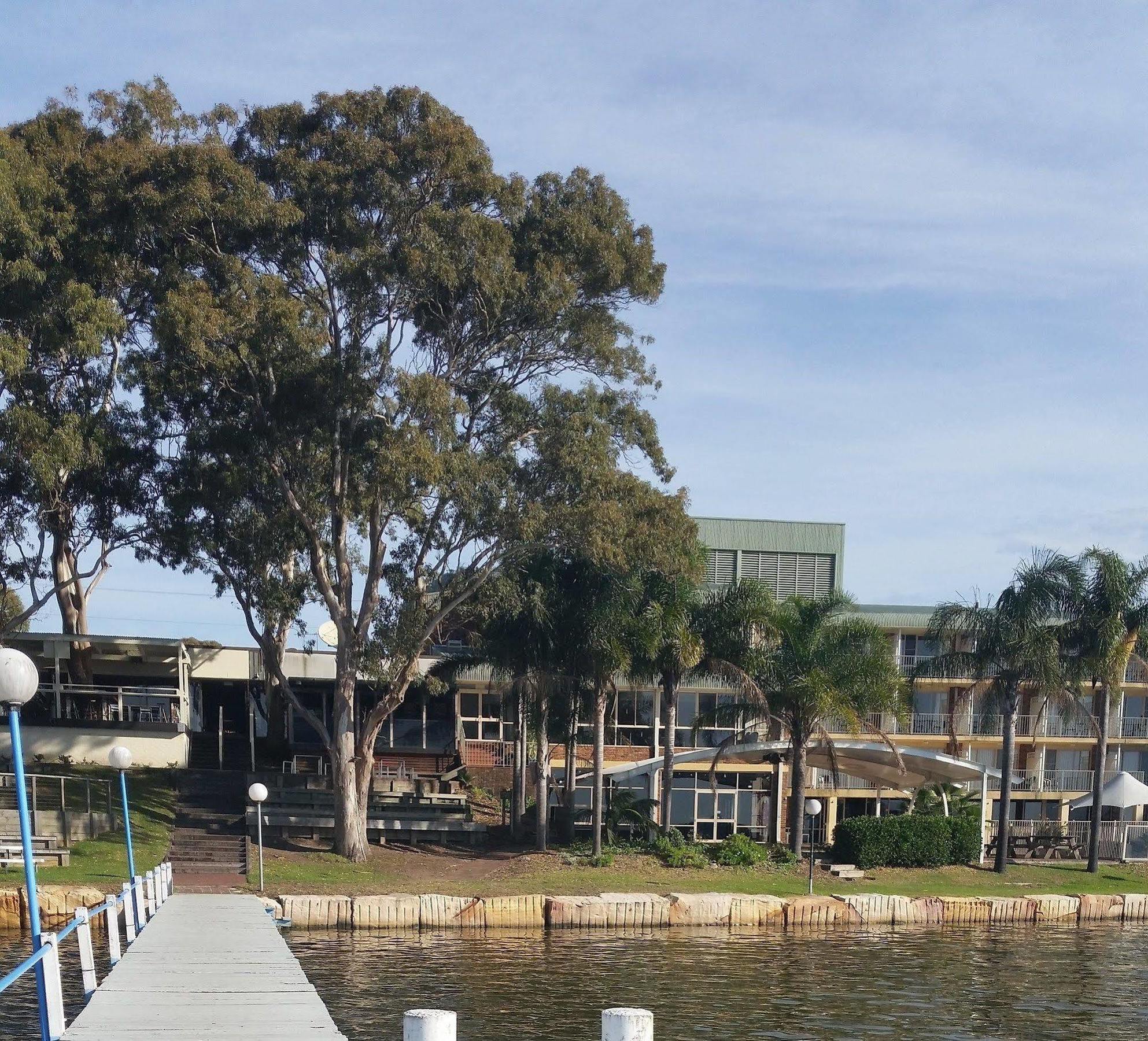 The Beachcomber Hotel & Resort, Ascend Hotel Collection Toukley Extérieur photo The campus from the river